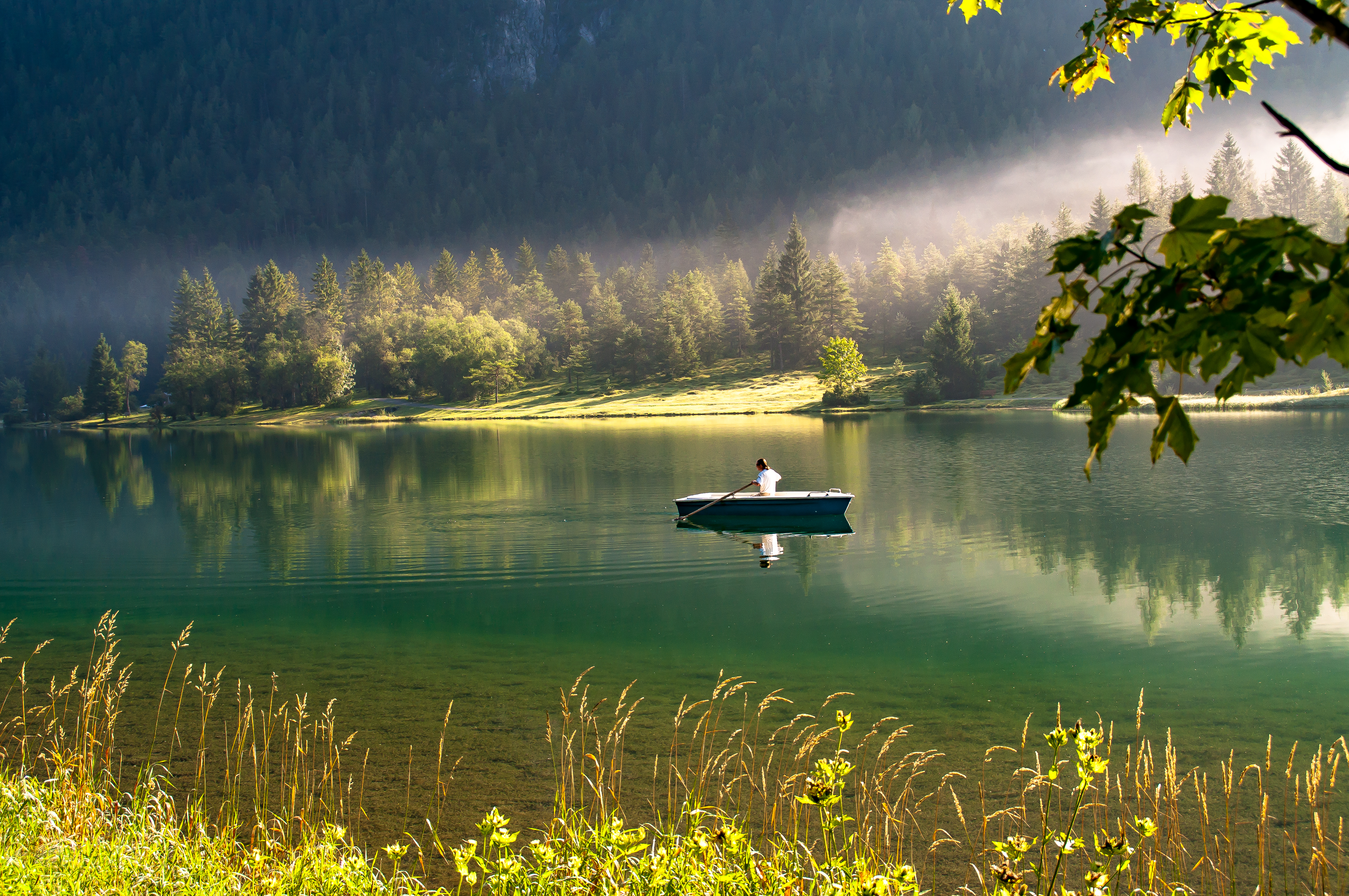 lago assolato con barca